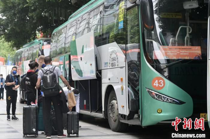 上半场哈桑送点马卢尔点射破门，穆罕默德送点本泽马失点；下半场埃尔沙哈特和阿舒尔再下两城，两人庆祝动作分别致敬C罗和戈米，本泽马补时补射破门。